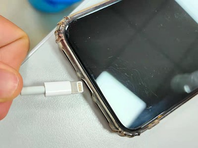 手机摔了一下屏幕黑屏但是有声音