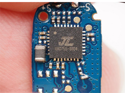 手机摔了一下屏幕黑屏但是有声音