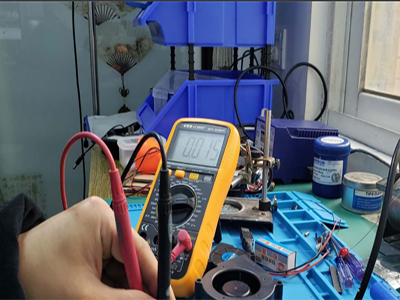 手机摔了一下屏幕黑屏但是有声音