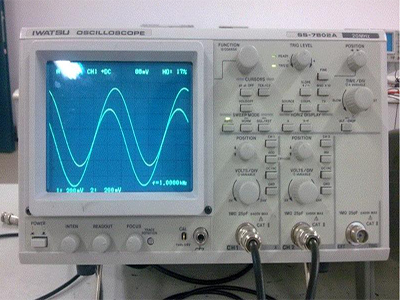 手机摔了一下屏幕黑屏但是有声音